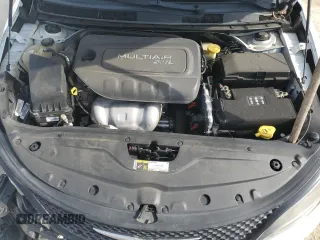 2015 Chrysler 200 S z VIN 1C3CCCBB2FN529146, wystawiony jako Copart lot #53853455 z przebiegiem 108 759 mil mil oraz Szkoda całkowita • Salvage title. Historia ofert i sprzedaży dostępna na DreamBid. Obrazek 11.