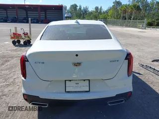 2025 Cadillac CT4 Premium Luxury z VIN 1G6DB5RK3S0110690, wystawiony jako IAAI lot #41540815 z przebiegiem 1 749 mil mil oraz . Historia ofert i sprzedaży dostępna na DreamBid. Obrazek 16.