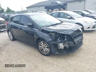 2015 Ford Focus Titanium z VIN 1FADP3N27FL229622, wystawiony jako IAAI lot #42510329 z przebiegiem 180 937 mil mil oraz . Historia ofert i sprzedaży dostępna na DreamBid. Obrazek 1.