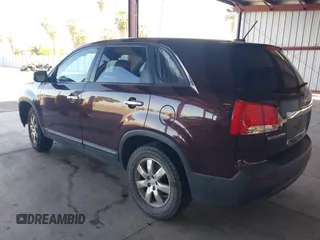 2011 Kia Sorento LX z VIN 5XYKT3A14BG103671, wystawiony jako IAAI lot #42250341 z przebiegiem 123 963 mil mil oraz . Historia ofert i sprzedaży dostępna na DreamBid. Obrazek 3.