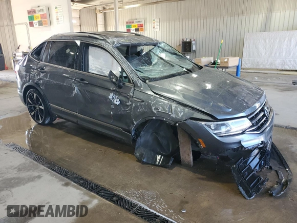 2024 Volkswagen Tiguan SEL R-Line z VIN 3VV4B7AX0RM012032, wystawiony jako Copart lot #54157225 z przebiegiem Nie podano mil oraz Szkoda całkowita • Salvage title. Historia ofert i sprzedaży dostępna na DreamBid. Obrazek 4.