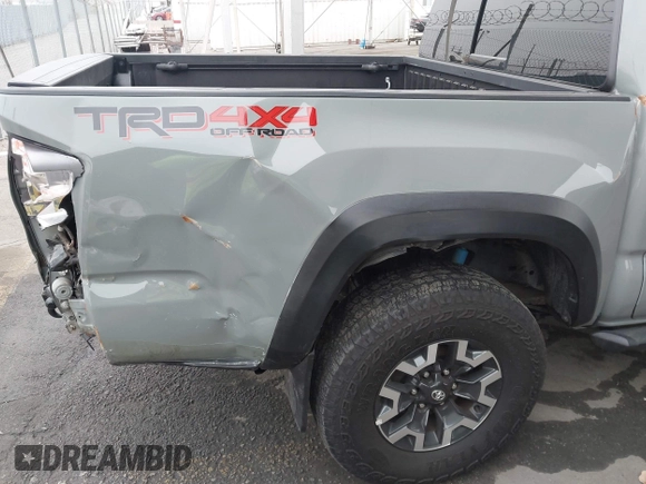 2023 Toyota Tacoma SR z VIN 3TMCZ5AN1PM602567, wystawiony jako IAAI lot #42355648 z przebiegiem 32 472 mil mil oraz . Historia ofert i sprzedaży dostępna na DreamBid. Obrazek 17.
