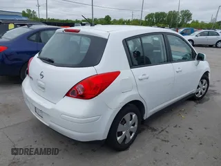 2011 Nissan Versa S z VIN 3N1BC1CP5BL433319, wystawiony jako IAAI lot #42351116 z przebiegiem 128 032 mil mil oraz . Historia ofert i sprzedaży dostępna na DreamBid. Obrazek 4.
