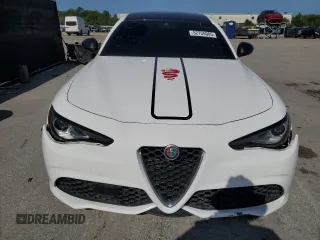 2017 Alfa Romeo Giulia Ti z VIN ZARFAECN9H7561897, wystawiony jako Copart lot #52735005 z przebiegiem 63 586 mil mil oraz Tytuł czysty. Historia ofert i sprzedaży dostępna na DreamBid. Obrazek 5.