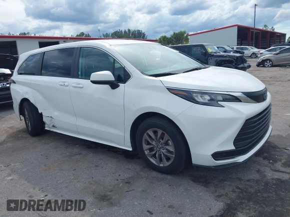 2024 Toyota Sienna LE with VIN 5TDKRKEC3RS193834, listed as a IAAI auction lot 41661835 with 15,617 mi miles. Bid and sale history available at carsss.com. Image 1.