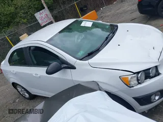 2016 Chevrolet Sonic LT z VIN 1G1JC5SG8G4181086, wystawiony jako IAAI lot #42256058 z przebiegiem 194 773 mil mil oraz . Historia ofert i sprzedaży dostępna na DreamBid. Obrazek 1.