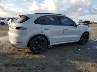 2024 Porsche Cayenne z VIN WP1AA2AY7RDA03399, wystawiony jako Copart lot #42403415 z przebiegiem 24 319 mil mil oraz Szkoda całkowita • Salvage title. Historia ofert i sprzedaży dostępna na DreamBid. Obrazek 3.
