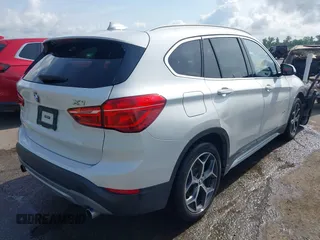 2018 BMW X1 sDrive28i z VIN WBXHU7C34J5H40814, wystawiony jako IAAI lot #42291108 z przebiegiem 93 200 mil mil oraz . Historia ofert i sprzedaży dostępna na DreamBid. Obrazek 4.