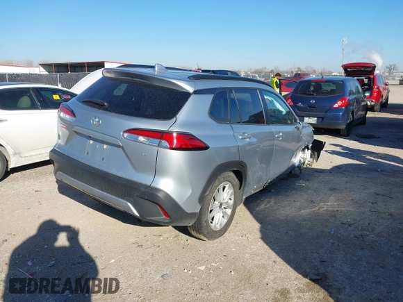 2023 Toyota Corolla Cross LE z VIN 7MUCAAAG5PV051857, wystawiony jako IAAI lot #41662222 z przebiegiem 43 394 mil mil oraz . Historia ofert i sprzedaży dostępna na DreamBid. Obrazek 4.
