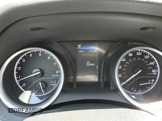 2024 Toyota Camry LE z VIN 4T1C11AK7RU852217, wystawiony jako Copart lot #57436885 z przebiegiem 45 828 mil mil oraz Czysty tytuł • Clean title. Historia ofert i sprzedaży dostępna na DreamBid. Obrazek 9.