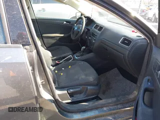 2012 Volkswagen Jetta S с VIN 3VW2K7AJ2CM417329, выставлен на аукционе IAAI как лот 41972316 с пробегом 200 299 миль миль и . История ставок и продаж доступна на DreamBid. Изображение 5.