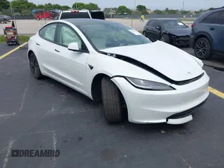 2025 Tesla Model 3 Long Range z VIN 5YJ3E1EA2SF981877, wystawiony jako IAAI lot #42412352 z przebiegiem 1 967 mil mil oraz . Historia ofert i sprzedaży dostępna na DreamBid. Obrazek 1.