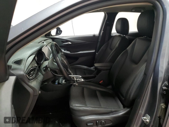 2021 Buick Encore GX Essence z VIN KL4MMGSL3MB170153, wystawiony jako Copart lot #52774345 z przebiegiem 81 292 mil mil oraz Szkoda całkowita • Salvage title. Historia ofert i sprzedaży dostępna na DreamBid. Obrazek 7.