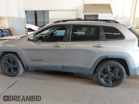 2018 Jeep Cherokee Latitude z VIN 1C4PJLCB3JD542813, wystawiony jako IAAI lot #42017804 z przebiegiem 106 825 mil mil oraz . Historia ofert i sprzedaży dostępna na DreamBid. Obrazek 15.