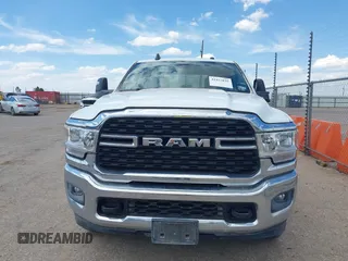 2024 Ram 2500 Big Horn z VIN 3C6UR5JL4RG340524, wystawiony jako IAAI lot #42423835 z przebiegiem 8 690 mil mil oraz . Historia ofert i sprzedaży dostępna na DreamBid. Obrazek 12.