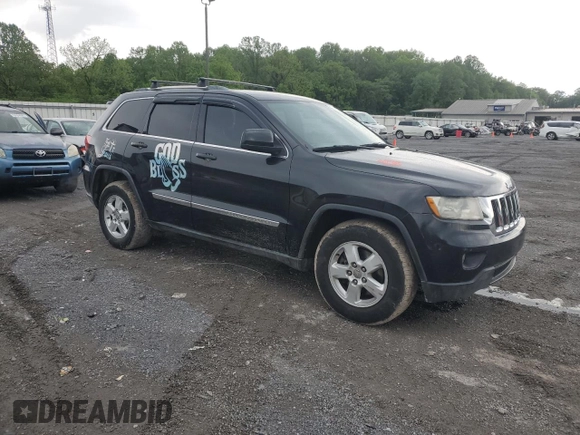2011 Jeep Grand Cherokee Laredo z VIN 1J4RR4GG5BC609569, wystawiony jako Copart lot #55701055 z przebiegiem 234 116 mil mil oraz Czysty tytuł • Clean title. Historia ofert i sprzedaży dostępna na DreamBid. Obrazek 4.
