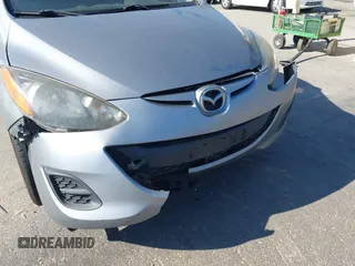 2014 Mazda 2 Sport z VIN JM1DE1KZ5E0182774, wystawiony jako IAAI lot #41657662 z przebiegiem 156 821 mil mil oraz . Historia ofert i sprzedaży dostępna na DreamBid. Obrazek 6.