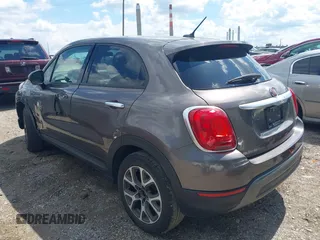 2016 FIAT 500X Trekking z VIN ZFBCFYCT6GP391983, wystawiony jako IAAI lot #42329595 z przebiegiem 152 359 mil mil oraz . Historia ofert i sprzedaży dostępna na DreamBid. Obrazek 3.