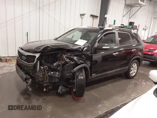 2013 Kia Sorento LX z VIN 5XYKTCA62DG338648, wystawiony jako IAAI lot #42352573 z przebiegiem 164 486 mil mil oraz . Historia ofert i sprzedaży dostępna na DreamBid. Obrazek 18.
