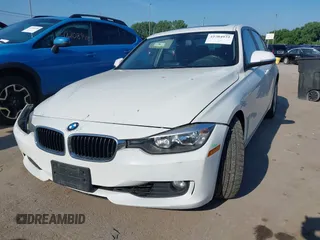 2014 BMW 3 Series 328i xDrive z VIN WBA3B5G56ENS10972, wystawiony jako IAAI lot #42704972 z przebiegiem 138 309 mil mil oraz . Historia ofert i sprzedaży dostępna na DreamBid. Obrazek 2.
