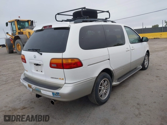 1999 Toyota Sienna LE with VIN 4T3ZF13C2XU105212, listed as a IAAI auction lot 42066557 with 153,659 mi miles. Bid and sale history available at carsss.com. Image 4.