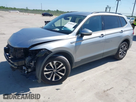 2024 Volkswagen Tiguan S z VIN 3VVRB7AX0RM029581, wystawiony jako IAAI lot #41938762 z przebiegiem 26 129 mil mil oraz . Historia ofert i sprzedaży dostępna na DreamBid. Obrazek 21.