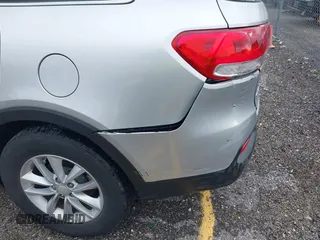 2018 Kia Sorento LX z VIN 5XYPG4A34JG378652, wystawiony jako IAAI lot #41802804 z przebiegiem 178 369 mil mil oraz . Historia ofert i sprzedaży dostępna na DreamBid. Obrazek 17.