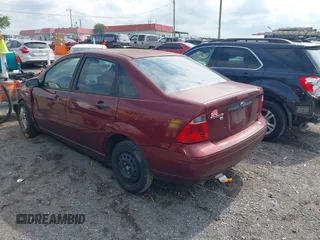 2007 Ford Focus S z VIN 1FAFP34N07W338511, wystawiony jako IAAI lot #42367463 z przebiegiem 170 000 mil mil oraz . Historia ofert i sprzedaży dostępna na DreamBid. Obrazek 3.