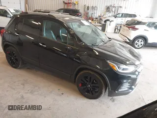 2020 Chevrolet Trax LT z VIN 3GNCJLSB2LL133982, wystawiony jako IAAI lot #42311716 z przebiegiem 184 337 mil mil oraz . Historia ofert i sprzedaży dostępna na DreamBid. Obrazek 1.