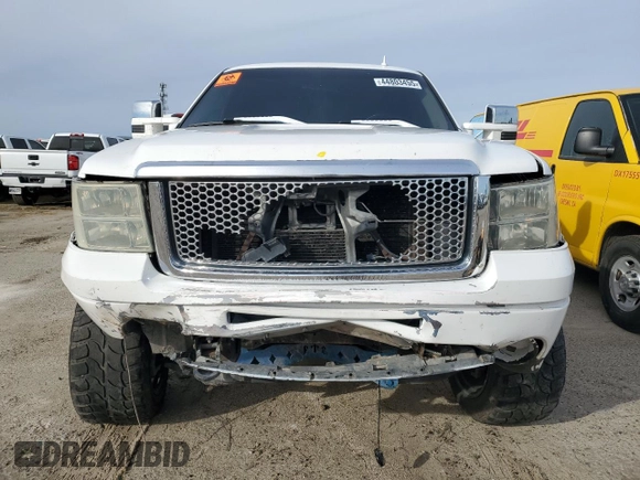 2007 GMC Sierra Denali z VIN 2GTEK638171644352, wystawiony jako Copart lot #44803455 z przebiegiem 202 481 mil mil oraz Szkody całkowita. Historia ofert i sprzedaży dostępna na DreamBid. Obrazek 5.
