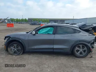 2023 Ford Mustang Mach-E Select z VIN 3FMTK1SS4PMA00937, wystawiony jako IAAI lot #42356200 z przebiegiem Nie podano mil oraz . Historia ofert i sprzedaży dostępna na DreamBid. Obrazek 14.