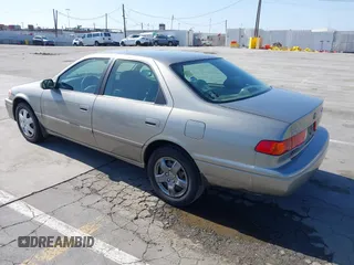 2000 Toyota Camry CE z VIN JT2BG22K4Y0394606, wystawiony jako IAAI lot #42342175 z przebiegiem 245 616 mil mil oraz . Historia ofert i sprzedaży dostępna na DreamBid. Obrazek 3.