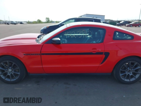 2011 Ford Mustang V6 z VIN 1ZVBP8AM3B5101427, wystawiony jako IAAI lot #42213912 z przebiegiem 146 591 mil mil oraz . Historia ofert i sprzedaży dostępna na DreamBid. Obrazek 14.