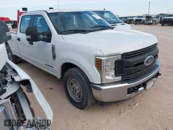 2018 Ford F-350 XL z VIN 1FT7W3AT6JEC70670, wystawiony jako IAAI lot #42365675 z przebiegiem 208 795 mil mil oraz . Historia ofert i sprzedaży dostępna na DreamBid. Obrazek 1.