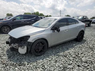 2012 Volvo S60 T6 z VIN YV1902FH8C2052544, wystawiony jako Copart lot #56853395 z przebiegiem 159 646 mil mil oraz Szkody całkowita. Historia ofert i sprzedaży dostępna na DreamBid. Obrazek 1.