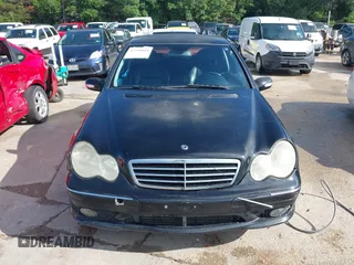 2005 Mercedes-Benz C 230 Kompressor z VIN WDBRF40J25A727064, wystawiony jako IAAI lot #42348014 z przebiegiem 162 940 mil mil oraz . Historia ofert i sprzedaży dostępna na DreamBid. Obrazek 6.