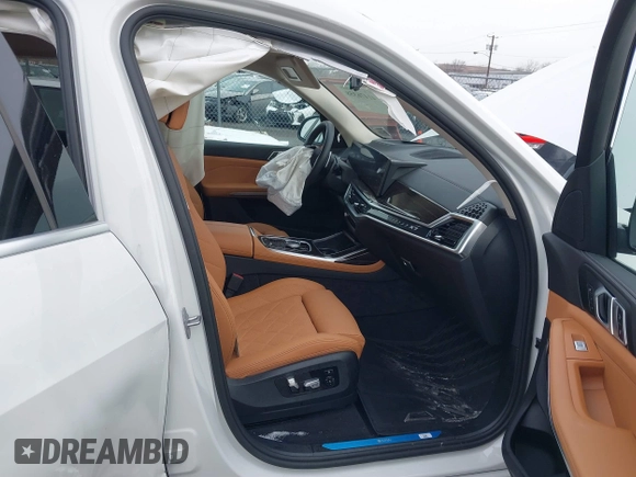 2025 BMW X7 xDrive40i z VIN 5UX23EM05S9X98435, wystawiony jako IAAI lot #41476358 z przebiegiem 2946 mil mil oraz . Historia ofert i sprzedaży dostępna na DreamBid. Obrazek 5.
