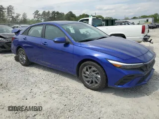 2024 Hyundai Elantra SEL z VIN KMHLM4DG7RU810310, wystawiony jako Copart lot #52614015 z przebiegiem 7 701 mil mil oraz Szkoda całkowita • Salvage title. Historia ofert i sprzedaży dostępna na DreamBid. Obrazek 4.