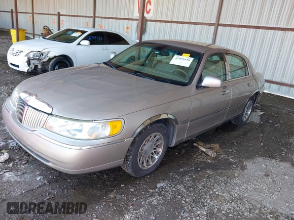 2000 Lincoln Town Car Signature z VIN 1LNHM82W1YY869805, wystawiony jako IAAI lot #42051938 z przebiegiem 125 940 mil mil oraz . Historia ofert i sprzedaży dostępna na DreamBid. Obrazek 2.