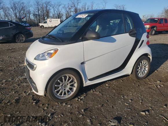 2013 Smart fortwo Passion z VIN WMEEJ9AA3DK715705, wystawiony jako Copart lot #50161425 z przebiegiem 22 667 mil mil oraz Tytuł czysty. Historia ofert i sprzedaży dostępna na DreamBid. Obrazek 1.