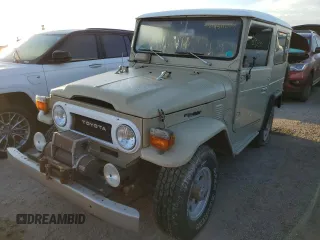 1977 Toyota Land Cruiser z VIN FJ40251338, wystawiony jako Copart lot #74954094 z przebiegiem 83 230 mil mil oraz Szkoda całkowita • Salvage title. Historia ofert i sprzedaży dostępna na DreamBid. Obrazek 1.
