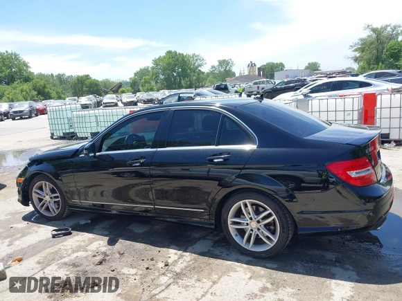 2013 Mercedes-Benz C 300 Sport z VIN WDDGF8AB0DR292722, wystawiony jako IAAI lot #42270735 z przebiegiem 113 119 mil mil oraz . Historia ofert i sprzedaży dostępna na DreamBid. Obrazek 15.