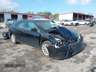 2017 Toyota Camry XLE z VIN 4T1BF1FK1HU805219, wystawiony jako IAAI lot #42199342 z przebiegiem 133 102 mil mil oraz . Historia ofert i sprzedaży dostępna na DreamBid. Obrazek 1.