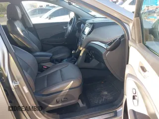 2017 Hyundai Santa Fe 2.4L z VIN 5XYZU3LB0HG420910, wystawiony jako IAAI lot #42017552 z przebiegiem 184 666 mil mil oraz . Historia ofert i sprzedaży dostępna na DreamBid. Obrazek 5.