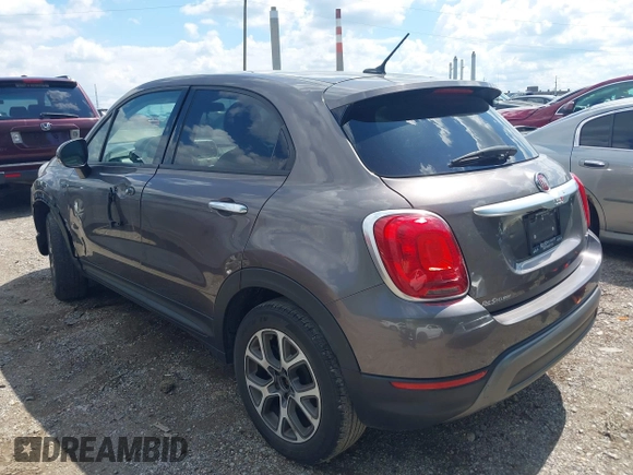 2016 FIAT 500X Trekking z VIN ZFBCFYCT6GP391983, wystawiony jako IAAI lot #42329595 z przebiegiem 152 359 mil mil oraz . Historia ofert i sprzedaży dostępna na DreamBid. Obrazek 3.
