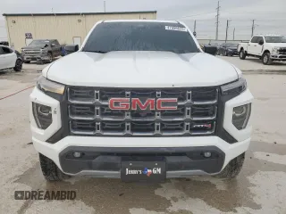 2024 GMC Canyon 4WD AT4 z VIN 1GTP6DEK2R1271647, wystawiony jako Copart lot #47996625 z przebiegiem Nie podano mil oraz Szkoda całkowita • Salvage title. Historia ofert i sprzedaży dostępna na DreamBid. Obrazek 5.