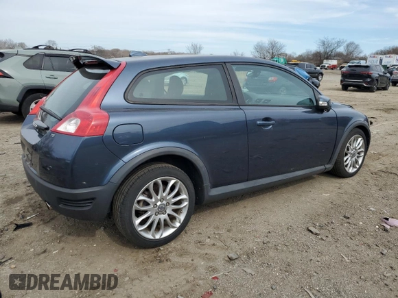 2008 Volvo C30 Version 1.0 z VIN YV1MK672582068049, wystawiony jako Copart lot #49719115 z przebiegiem 103 018 mil mil oraz Szkody całkowita. Historia ofert i sprzedaży dostępna na DreamBid. Obrazek 3.
