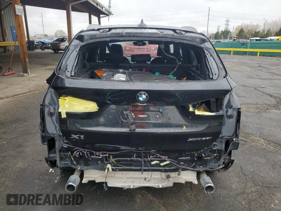 2021 BMW X1 xDrive28i z VIN WBXJG9C06M5T76049, wystawiony jako Copart lot #51816115 z przebiegiem 59 656 mil mil oraz Szkoda całkowita • Salvage title. Historia ofert i sprzedaży dostępna na DreamBid. Obrazek 6.