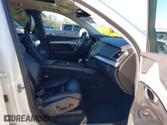 2021 Volvo XC90 Momentum with VIN YV4102PK4M1678500, listed as a IAAI auction lot 41185134 with 54,373 mi miles. Bid and sale history available at carsss.com. Image 5.