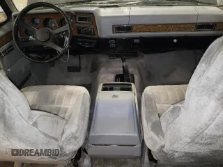 1991 GMC Suburban z VIN 1GKEV16K5MF500359, wystawiony jako Copart lot #81125224 z przebiegiem 177 181 mil mil oraz Tytuł czysty. Historia ofert i sprzedaży dostępna na DreamBid. Obrazek 8.